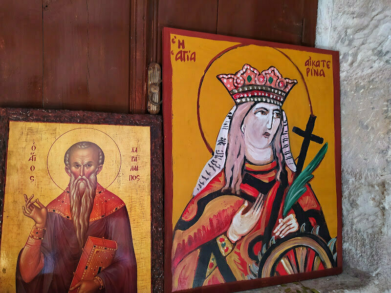 Две иконы стоящие на окне в церкви святого Харалампия