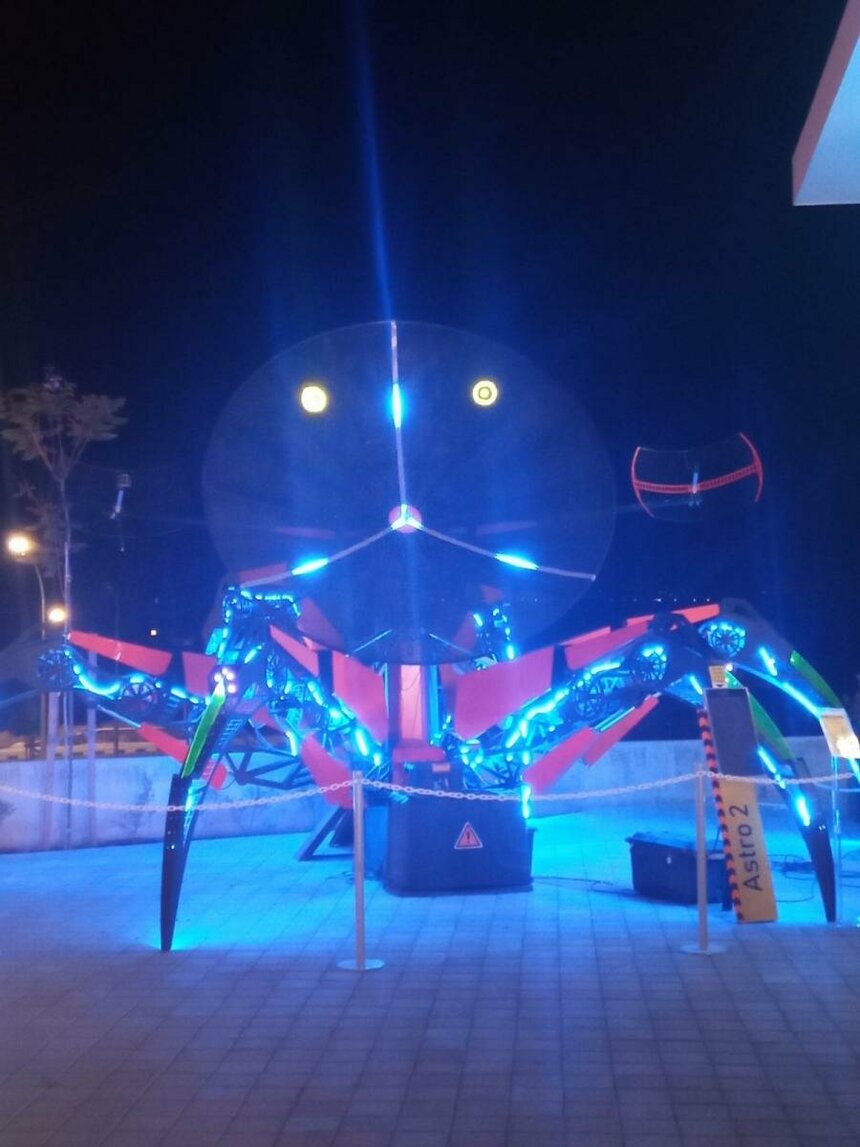 В Никосии в Neo Plaza установили одного из самых больших образовательных роботов в мире: фото 2