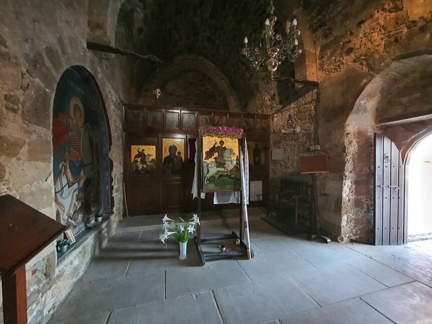 Внутреннее убранство храма Святого Георгия в Акротири. Фрески и иконы святых.