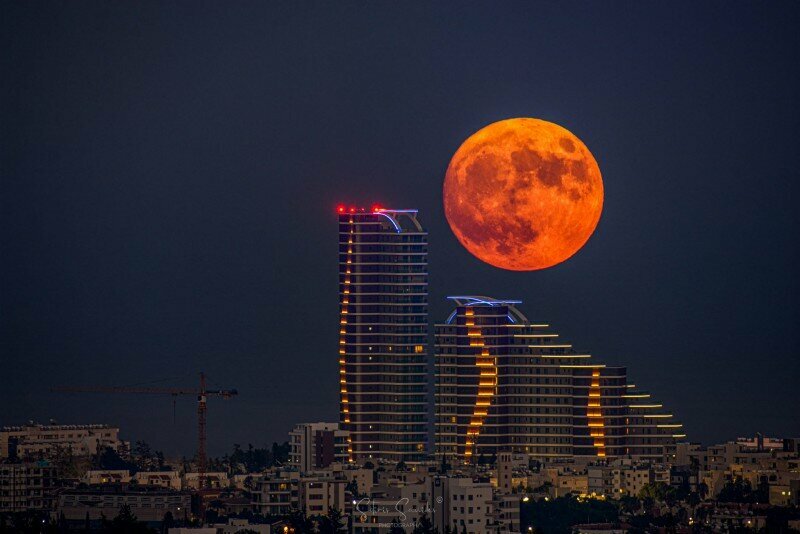 Редкая «голубая луна» осветила небо Кипра: фото 6