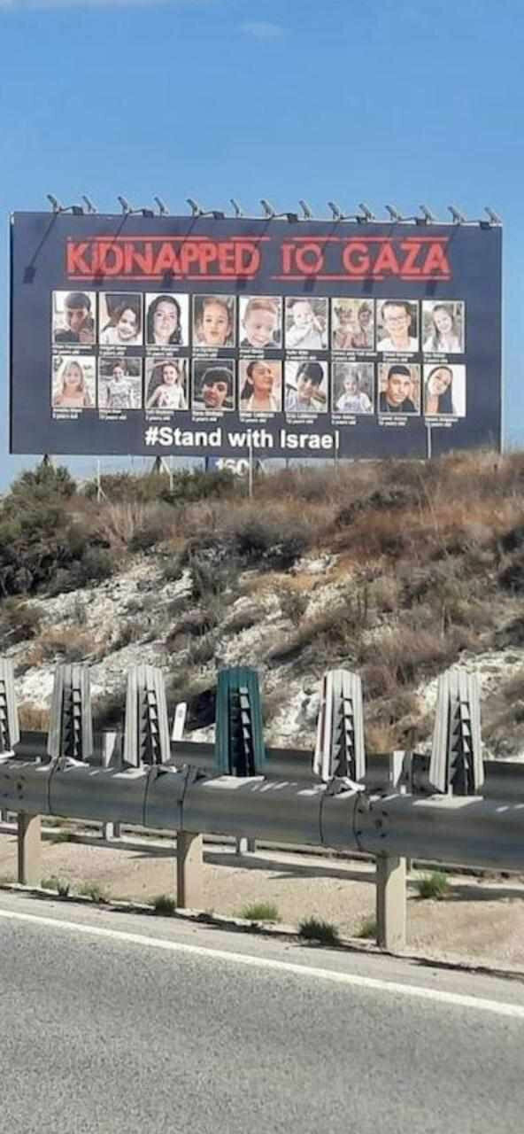 Еврейская община Кипра установила гигантский билборд на трассе Никосия-Лимассол: фото 2