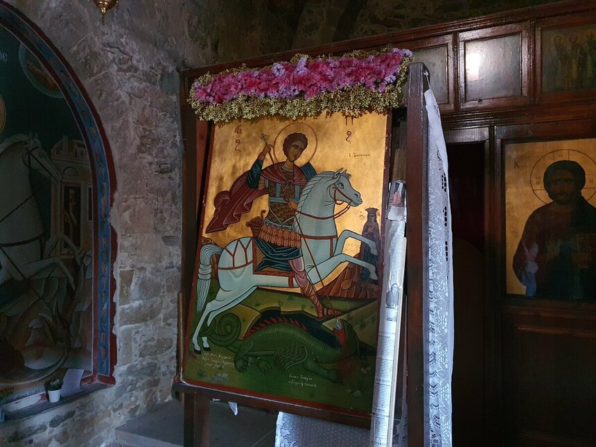 Икона Святого Георгия внутри храма.