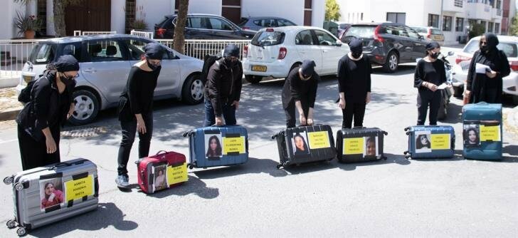 Чемоданы у президентского дворца в Никосии напомнят власти о жертвах кипрского маньяка: фото 3