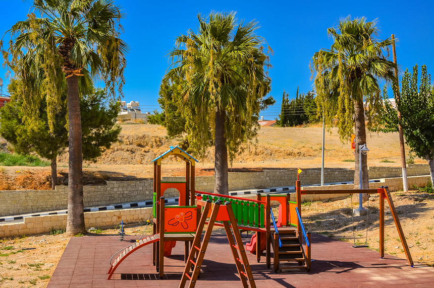 Отдых в тени кипрской сосны: парк с красочной детской площадкой в деревне Куклия на Кипре: фото 30