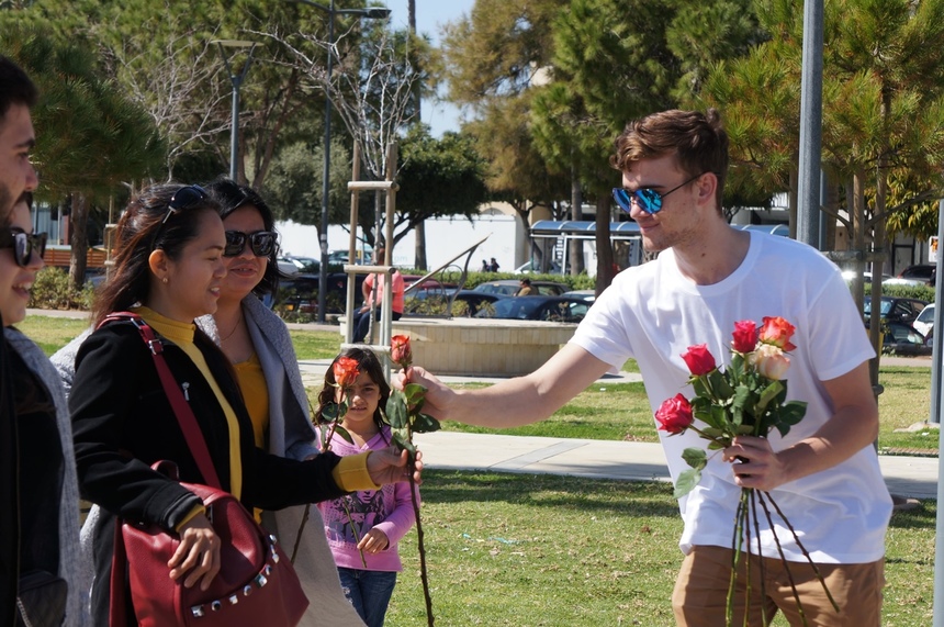Редакция Cyprus Butterfly подарила жительницам Лимассола на 8 марта сотни роз: фото 41