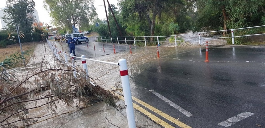 В столице Кипра стихия перевернула 4 машины и устроила потоп : фото 6