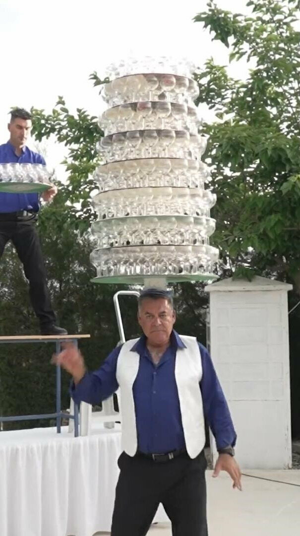 Киприот поставил новый мировой рекорд в танце со стаканами на голове: фото 3