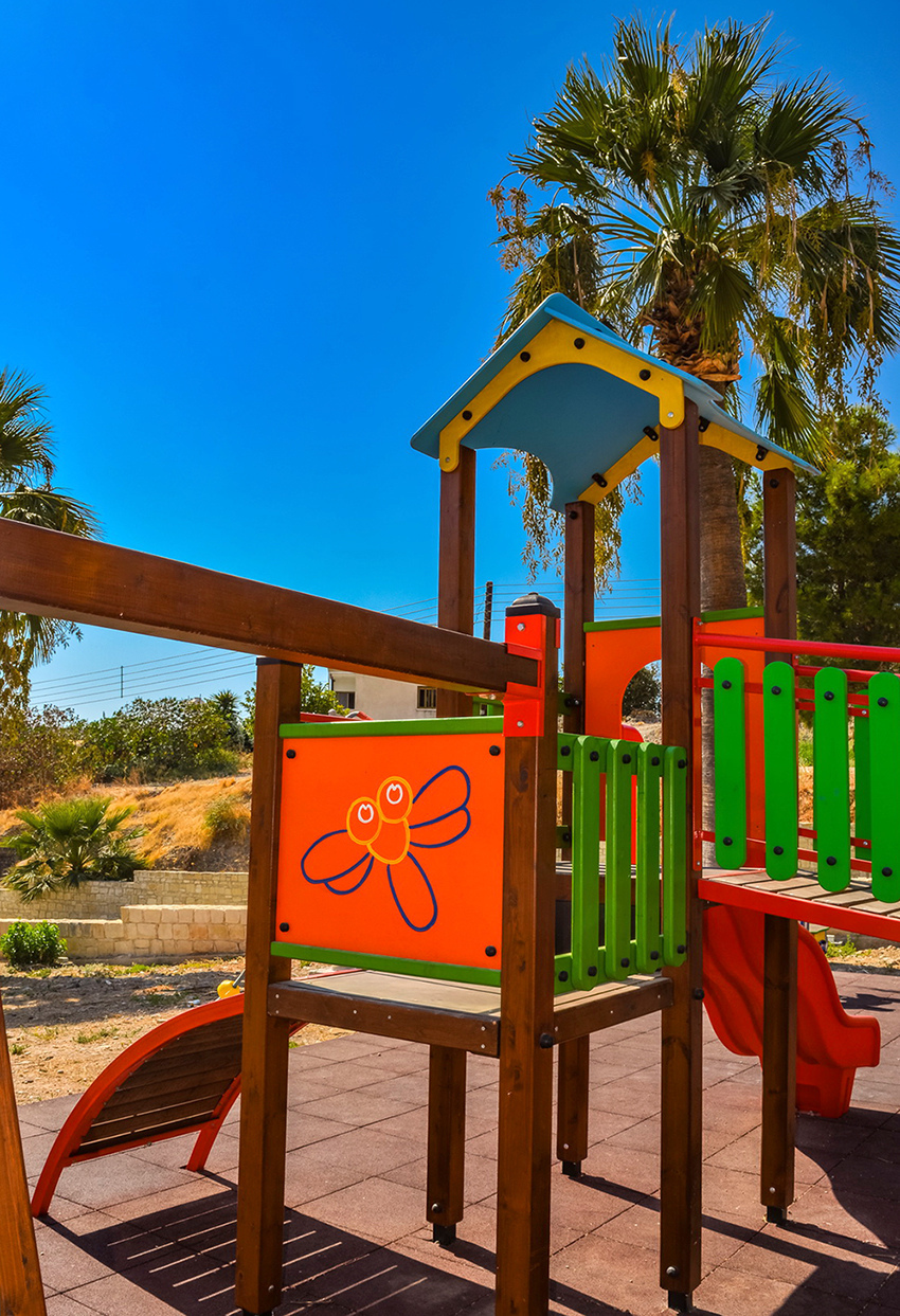 Отдых в тени кипрской сосны: парк с красочной детской площадкой в деревне Куклия на Кипре: фото 16