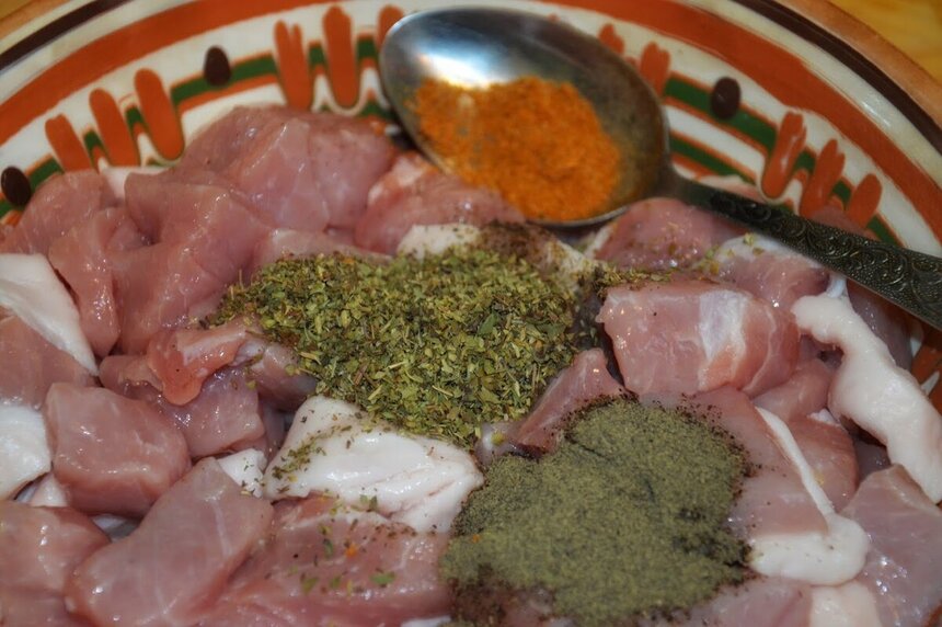 Вкуснейшие рецепты Кипра. Сочный свиной карбонад, запеченный с цукини и папайей под тонкой сырной корочкой: фото 12