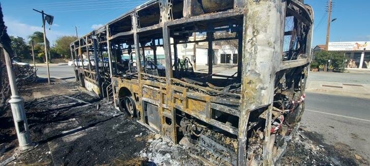 В Ларнаке прямо во время движения загорелся школьный автобус: фото 4