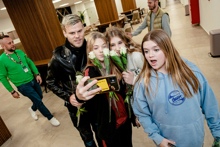 Во время матча «Арис» — «Анортосис» футболист Кокорин ходил по трибунам и дарил девушкам цветы: фото 6