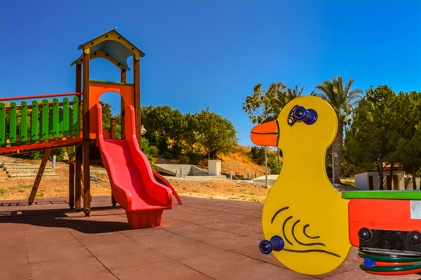 Отдых в тени кипрской сосны: парк с красочной детской площадкой в деревне Куклия на Кипре: фото 20