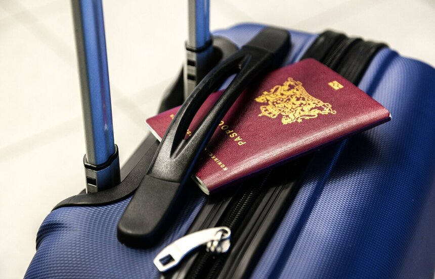 Пасспорт и чемодан - Skitterphoto