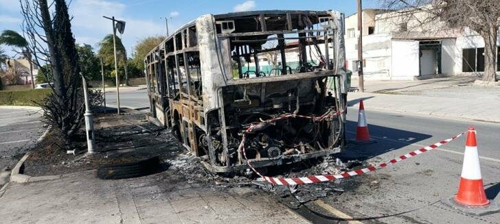 В Ларнаке прямо во время движения загорелся школьный автобус: фото 3