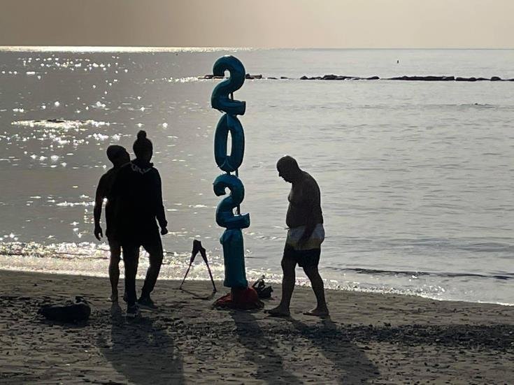 Моржи из Лимассола отметили Новый год в море: фото 2