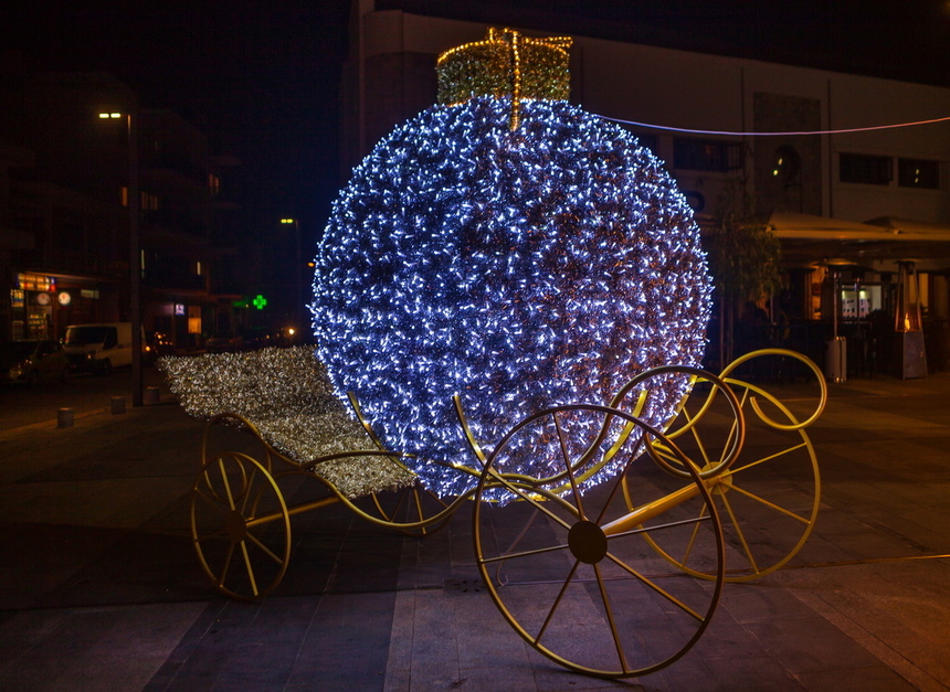 Праздник к нам приходит: Пафос, украшенный к Рождеству: фото 42