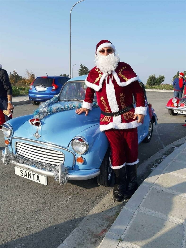 В Пафосе Санта-Клаус приехал поздравить детей на ретро машине: фото 2