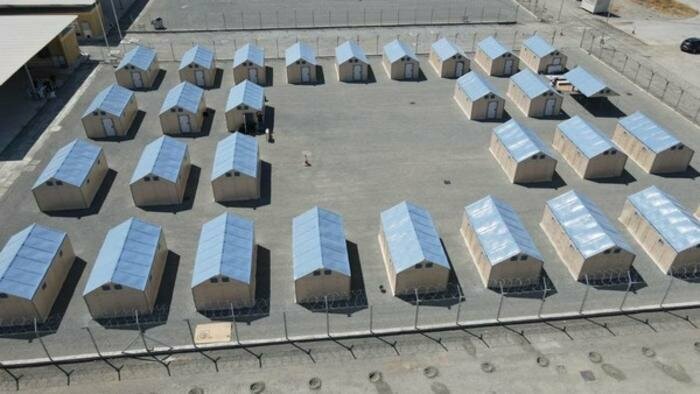 Жилые единицы для беженцов в лагере мигрантов.