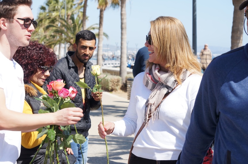 Редакция Cyprus Butterfly подарила жительницам Лимассола на 8 марта сотни роз: фото 35