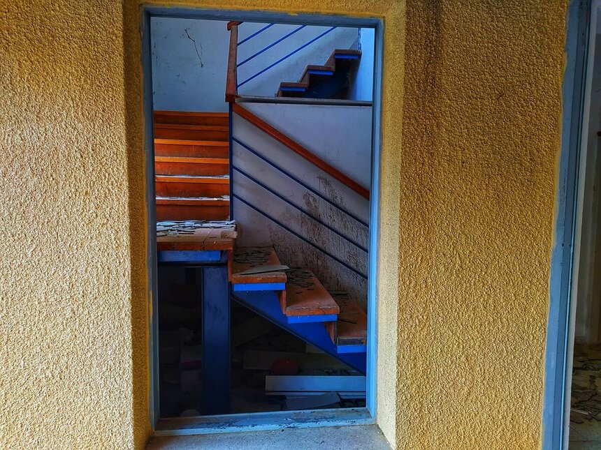 Грязная лестница ведущая на второй этаж