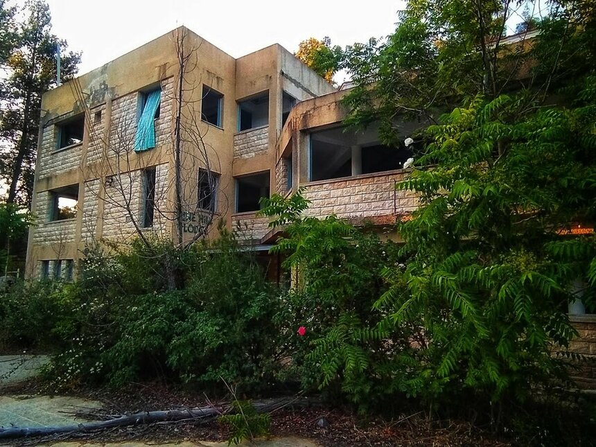 Заброшенный отель рядом с Троодосом на Кипре