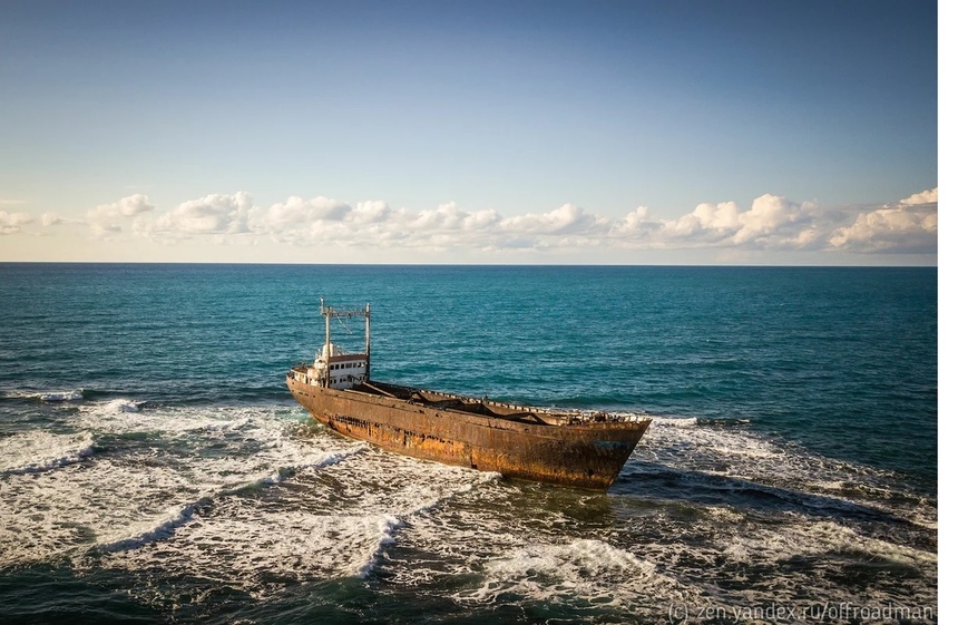 Долетел на дроне до заброшенного корабля-призрака на Кипре: фото 5