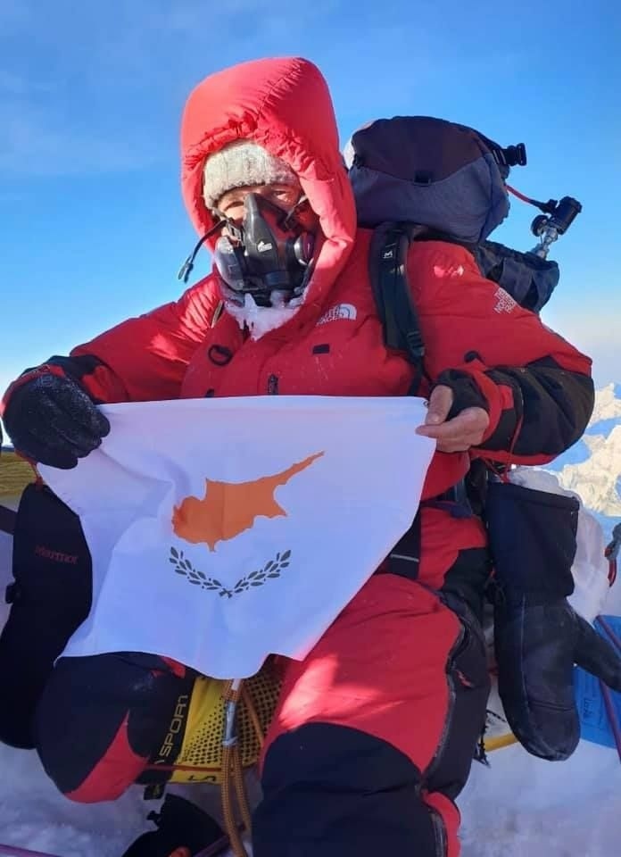 Украинец поднял флаг Кипра над Эверестом : фото 2