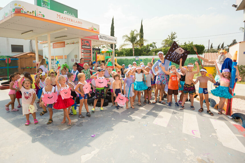 День Нептуна в летнем лагере. Дети в тематических костюмах.