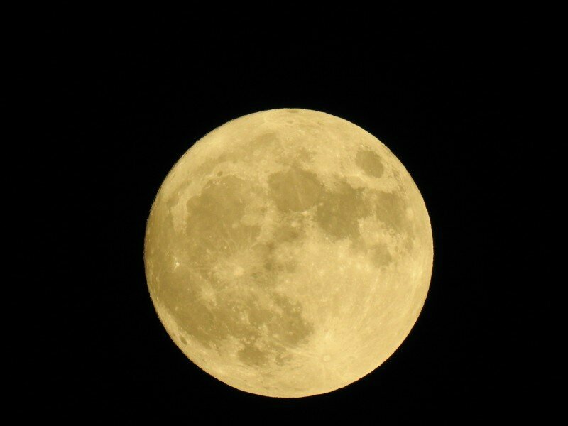 Редкая «голубая луна» осветила небо Кипра: фото 4