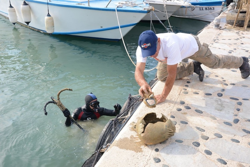 Кипрские дайверы достали со дна моря клад, за который стыдно: фото 2