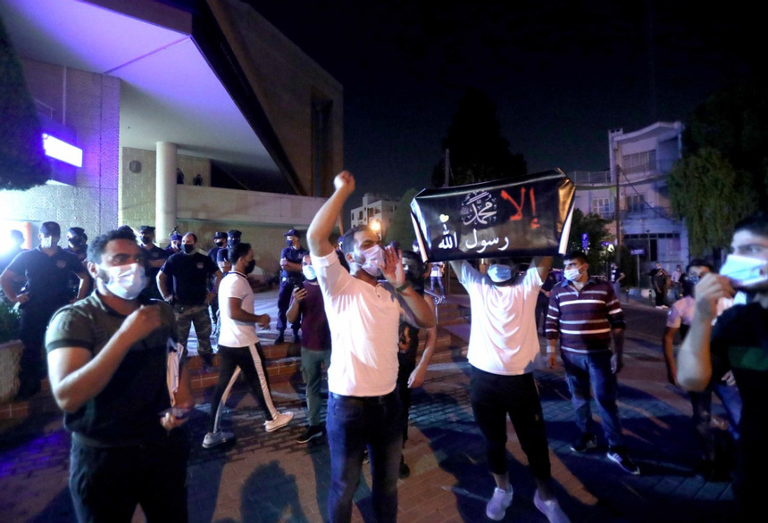 Полиция Кипра будет охранять французское посольство, школу и компании от озверевших исламистов: фото 3