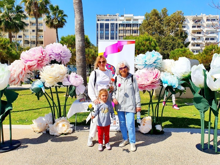 Редакция Cyprus Butterfly подарила жительницам Лимассола на 8 марта сотни роз: фото 50