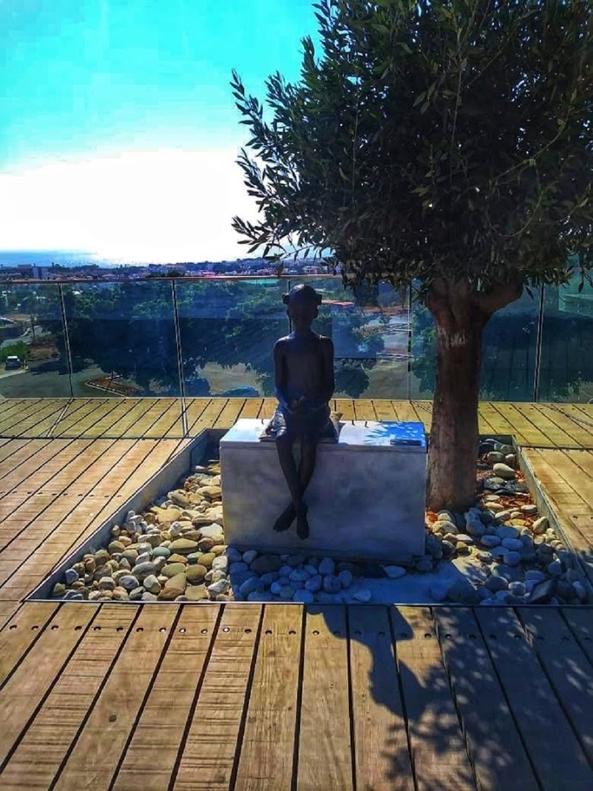 Бронзовая скульптура девочки с воробьем в Пафосе: фото 15