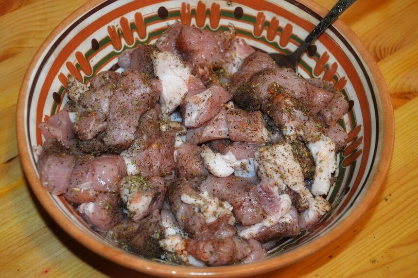 Вкуснейшие рецепты Кипра. Сочный свиной карбонад, запеченный с цукини и папайей под тонкой сырной корочкой: фото 13
