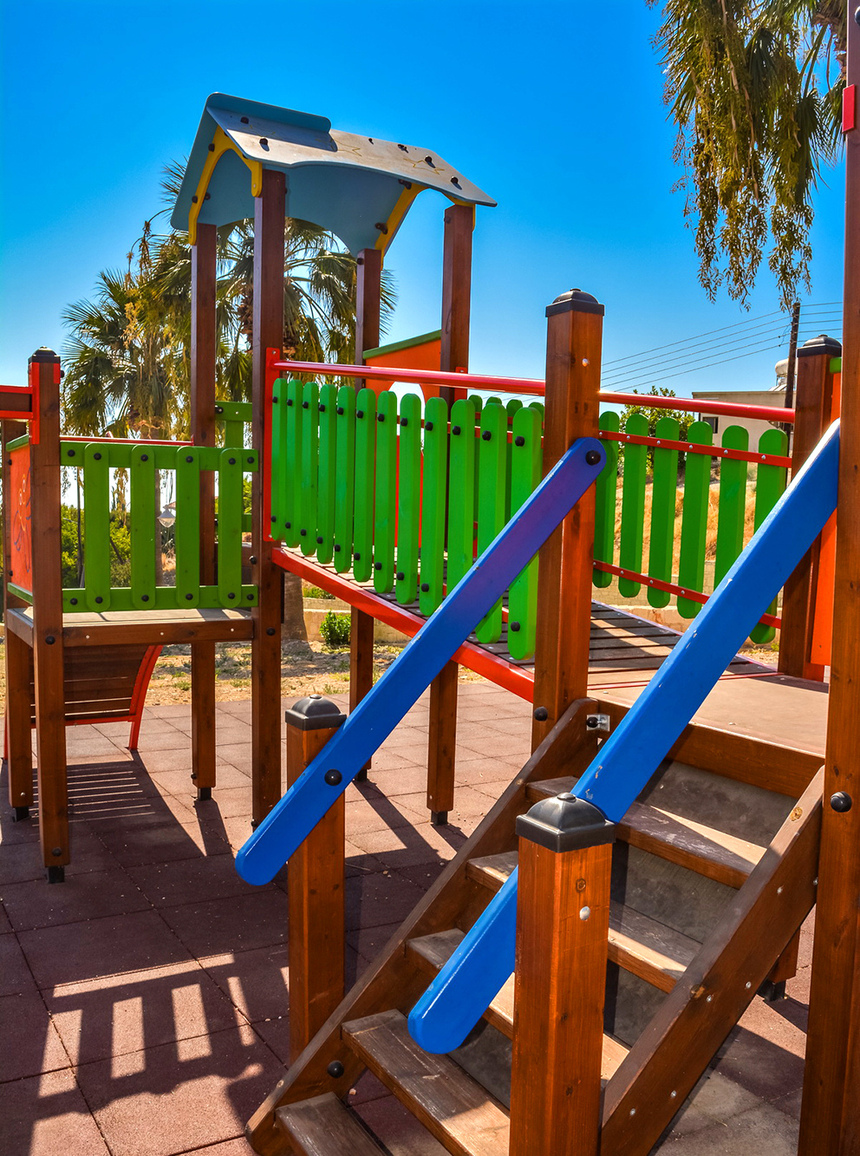 Отдых в тени кипрской сосны: парк с красочной детской площадкой в деревне Куклия на Кипре: фото 18