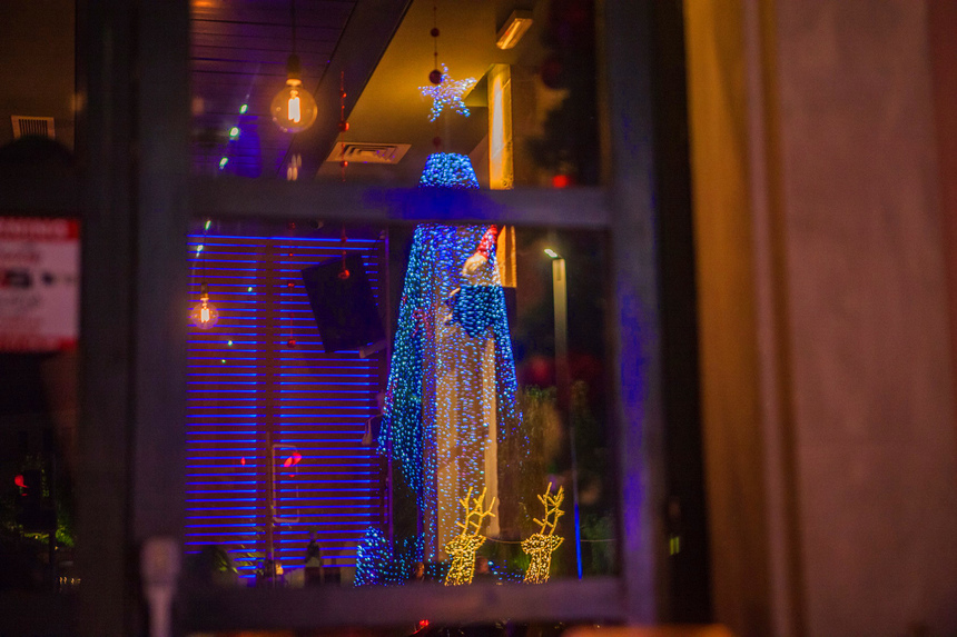 Праздник к нам приходит: Пафос, украшенный к Рождеству: фото 31