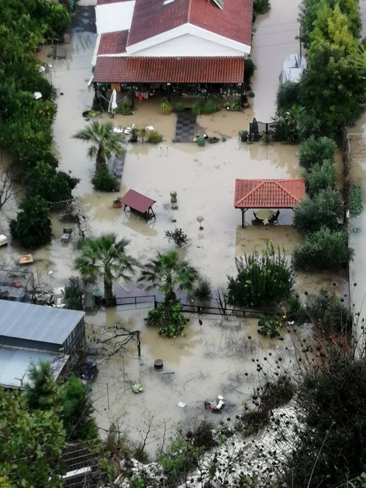 На Кипре мужчина отказался покидать свой затопленный дом: фото 2
