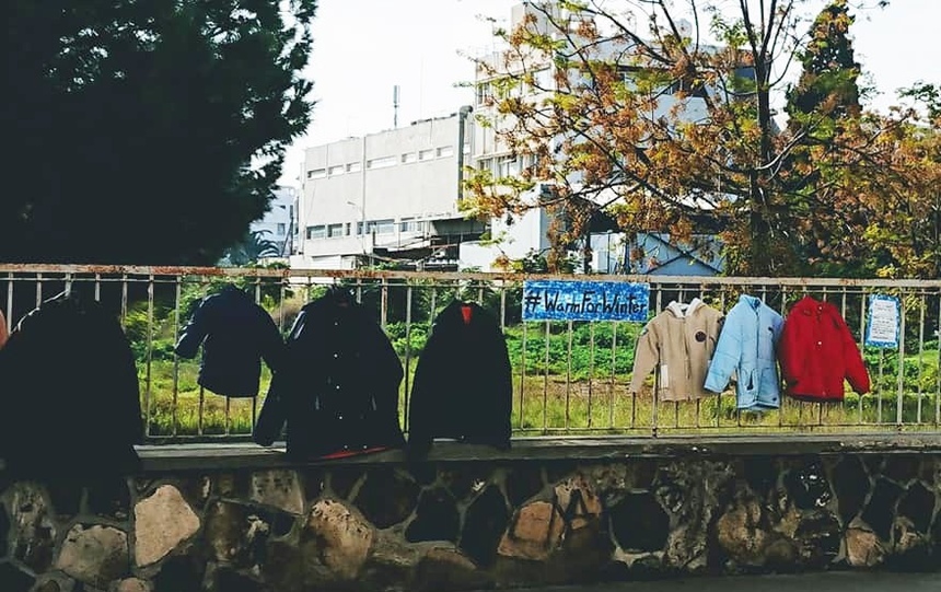 В Ларнаке вывесили зимнюю одежду для нуждающихся и бездомных : фото 2