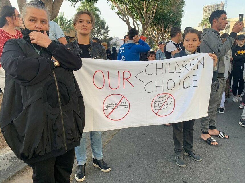 В Лимассоле сотни родителей с детьми вышли с протестом к зданию министерства образования!: фото 3