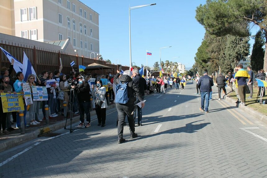 У здания посольства РФ в Никосии прошла массовая акция протеста: фото 7