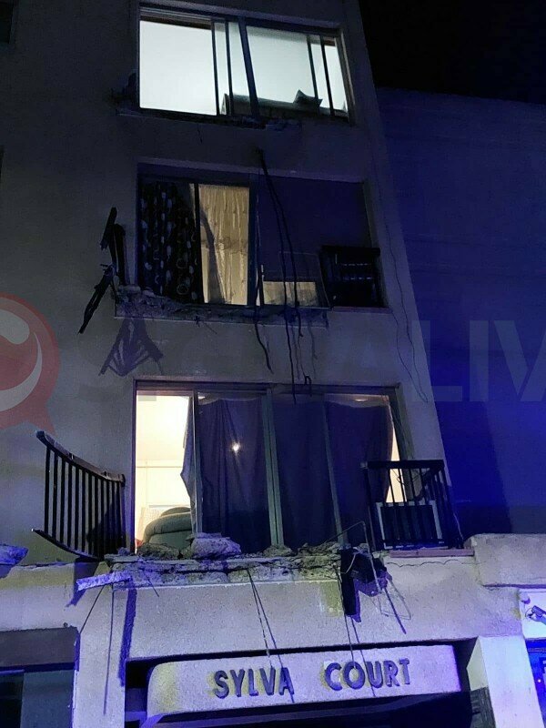 В Пафосе рухнул балкон со спящими на нем людьми: фото 4