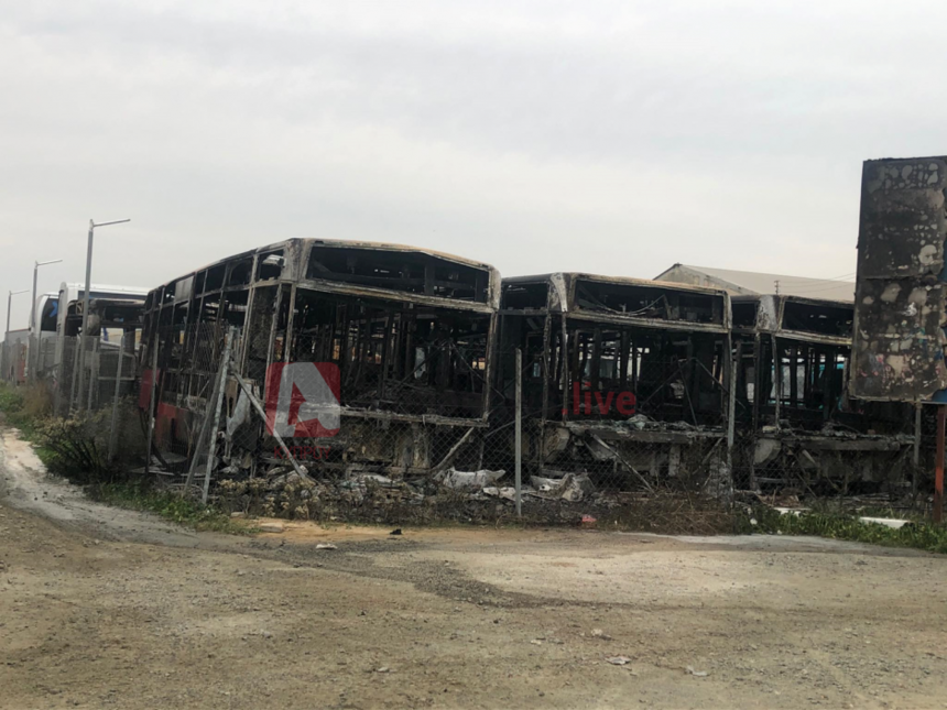 На автостоянке в Арадиппу сгорели дотла 8 автобусов : фото 4