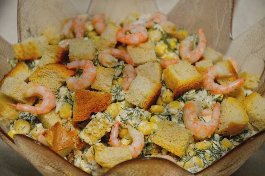 Полезная кухня Кипра. Нежный, аппетитный белковый салат с креветками, кукурузой и пряной зеленью, который непременно оценят по достоинству любители морепродуктов: фото 2