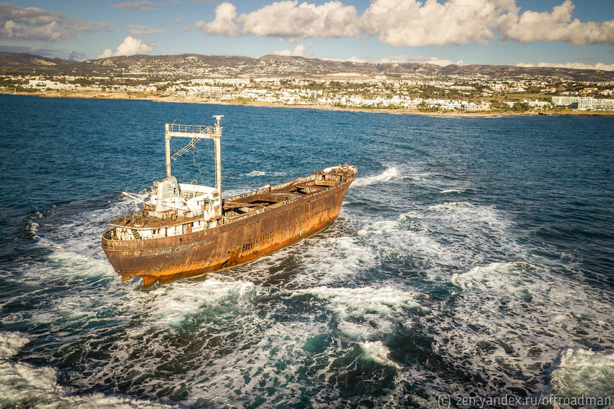 Долетел на дроне до заброшенного корабля-призрака на Кипре: фото 9