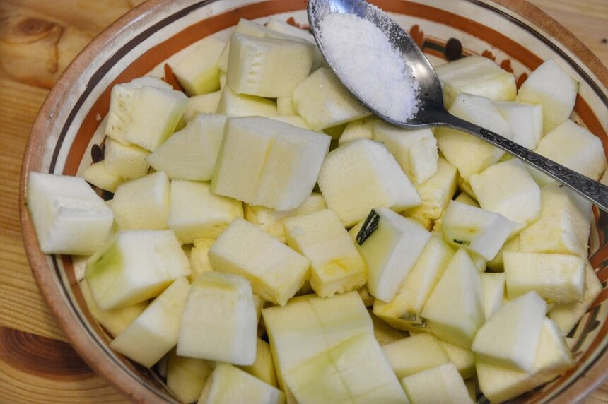 Вкуснейшие рецепты Кипра. Сочный свиной карбонад, запеченный с цукини и папайей под тонкой сырной корочкой: фото 19