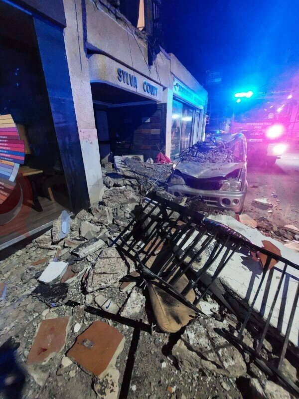 В Пафосе рухнул балкон со спящими на нем людьми: фото 3