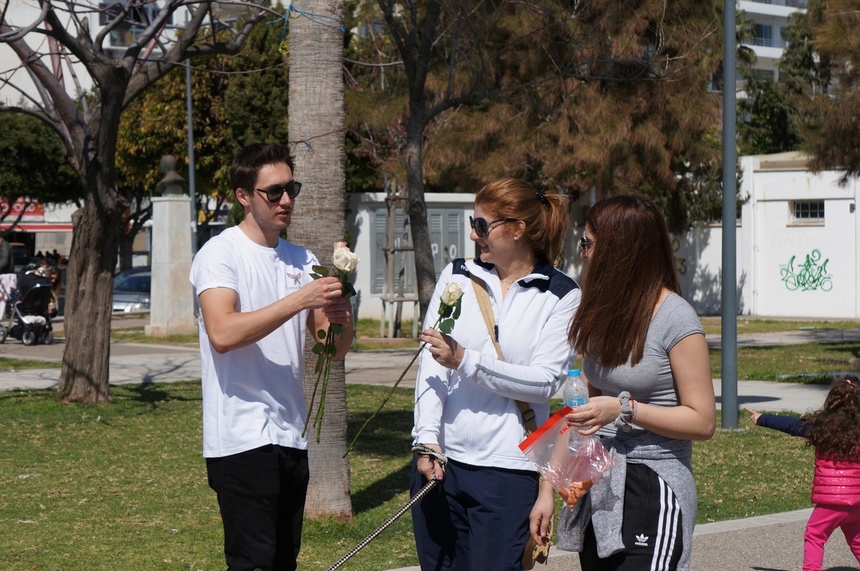 Редакция Cyprus Butterfly подарила жительницам Лимассола на 8 марта сотни роз: фото 37