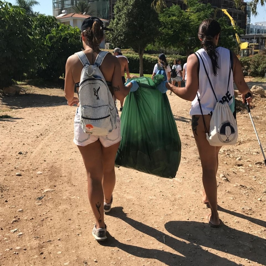 Волонтеры очистили территорию береговой линии от мусора: фото 7