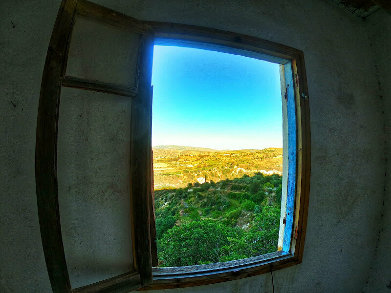 Открытое окно с видом на старую Телетру