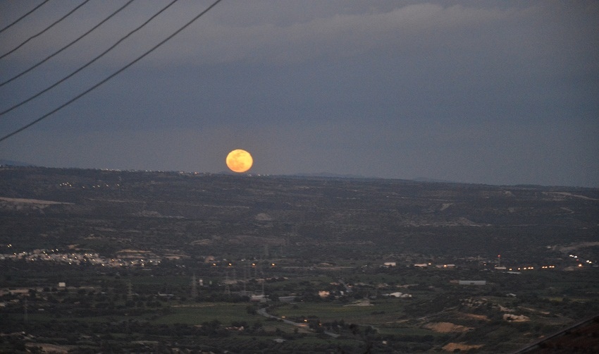 Большая снежная Луна взошла над Кипром: фото 6